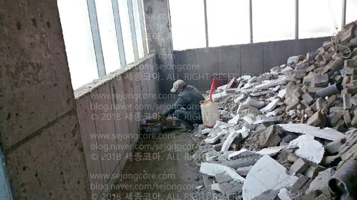 작업이 많이 진행되어, 거의 화면 오른쪽 절반은 벽이나 스티로폼 조각이 차지했다. 7번과는 다른 또 다른 모퉁이 근처에서 컷팅을 진행하고 있다. 사우나 벽체와 커다란 창문이 가장 뒷쪽에 보인다.
